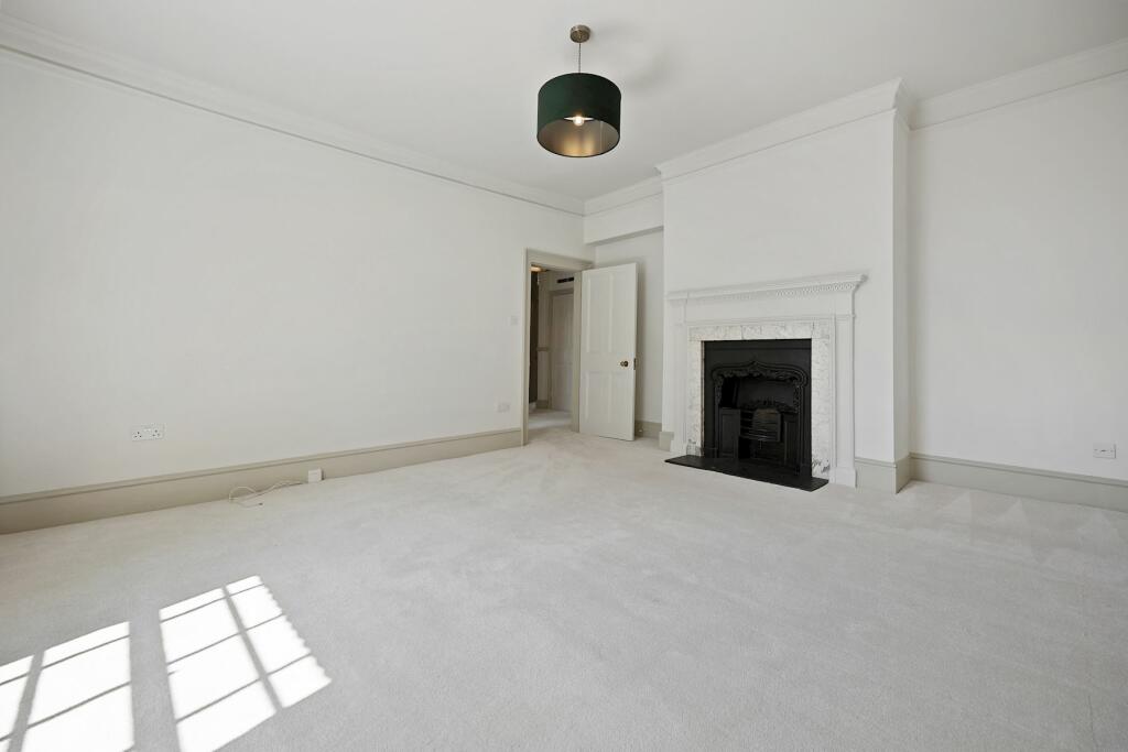 04-69e880229 VM FLAT 3 OLD FROGNAL COURT NW3 7D...