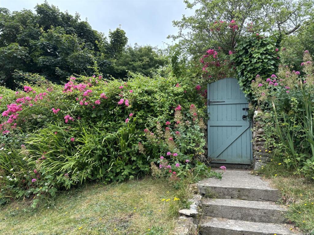 Gate access to Hendrawna Lane.jpg