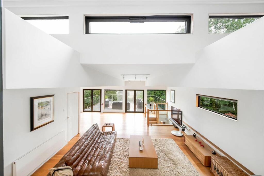 FIRST FLOOR LANDING AND LIVING AREA