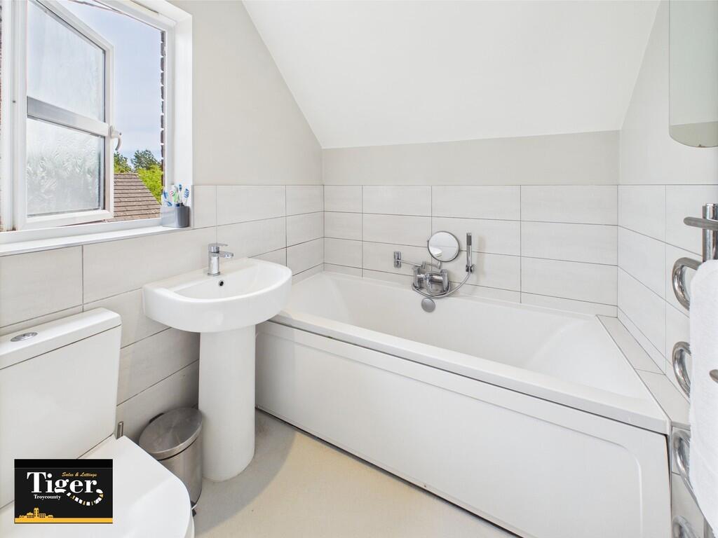 CAM02176G0-PR0571...