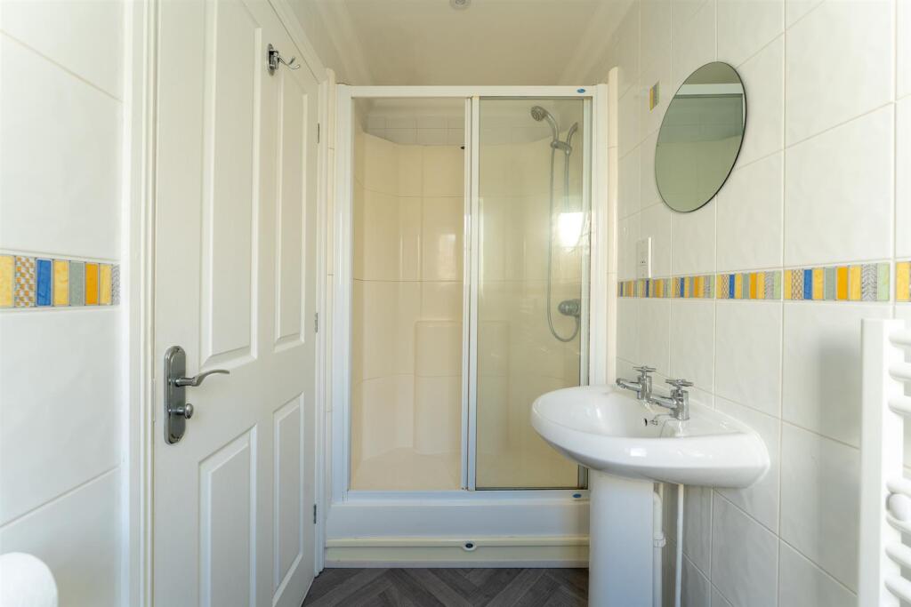 En-suite 2.jpg