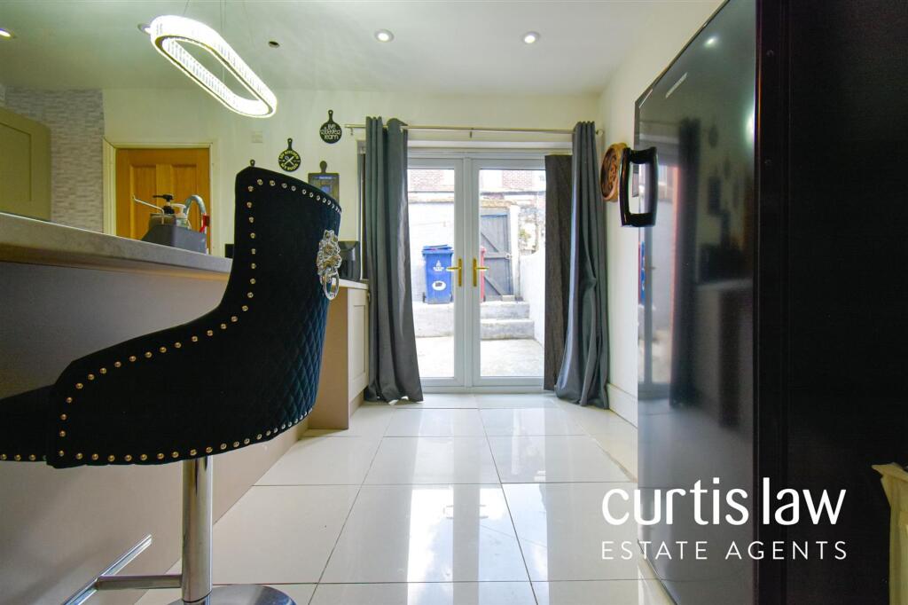 Open Pan Kitchen/Diner