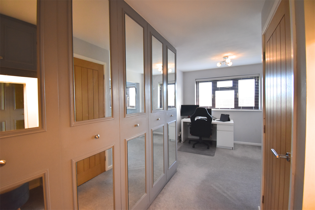 Bedroom 1 / dressing