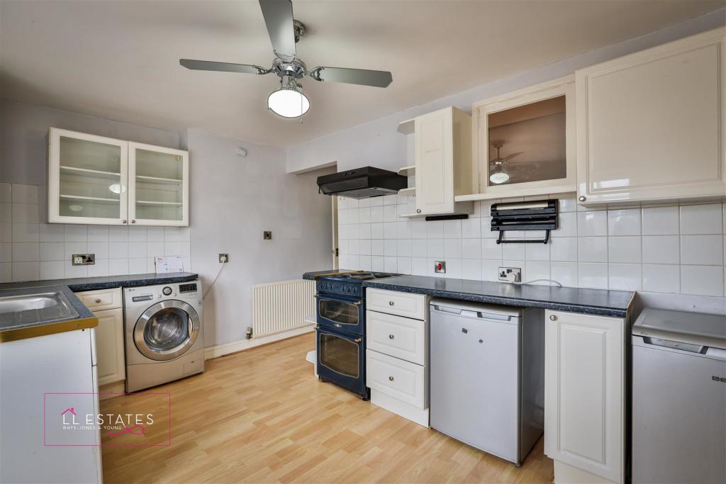 11 Mostyn road-8 kitchen.jpg