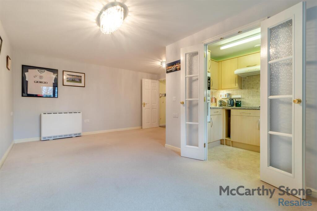 8633491-interior04.jpg