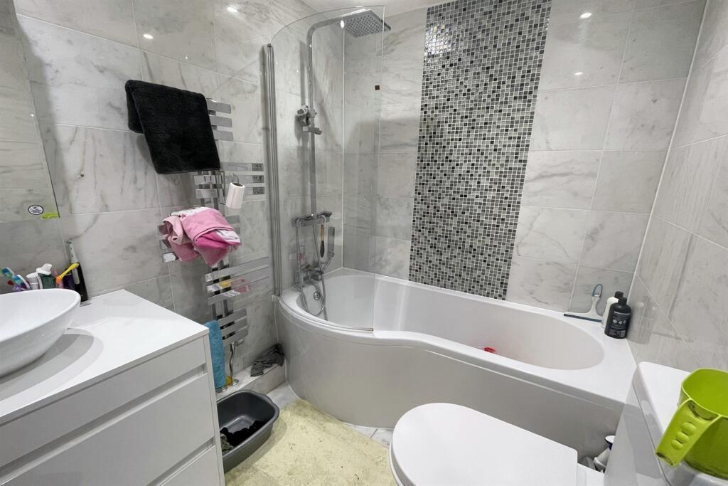 Modern fitted bathro