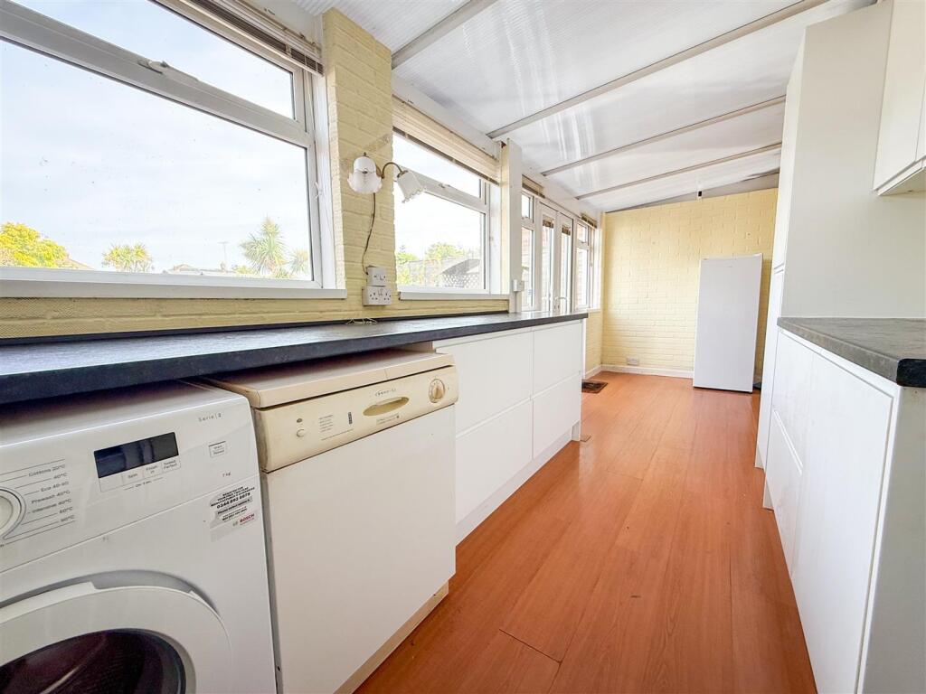 CONSERVATORY/UTILITY ROOM