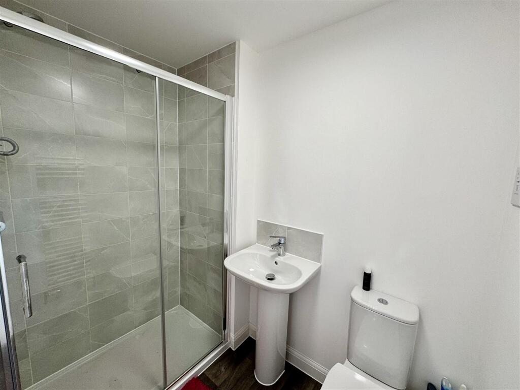 EN-SUITE SHOWER ROOM