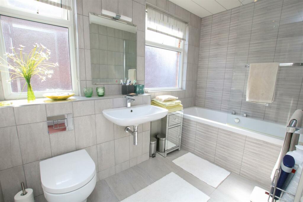 CONTEMPORARY BATHROOM