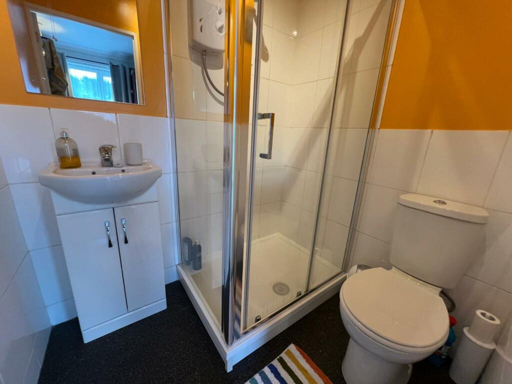 EN-SUITE SHOWER ROOM