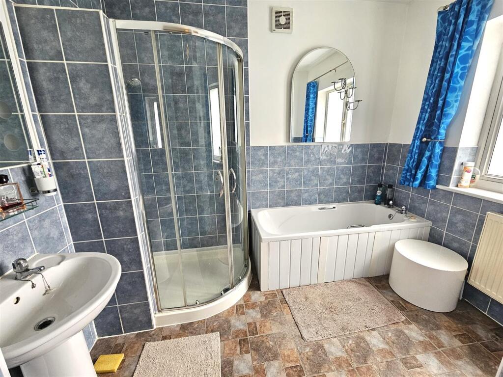 En suite to Bed 4.jpg