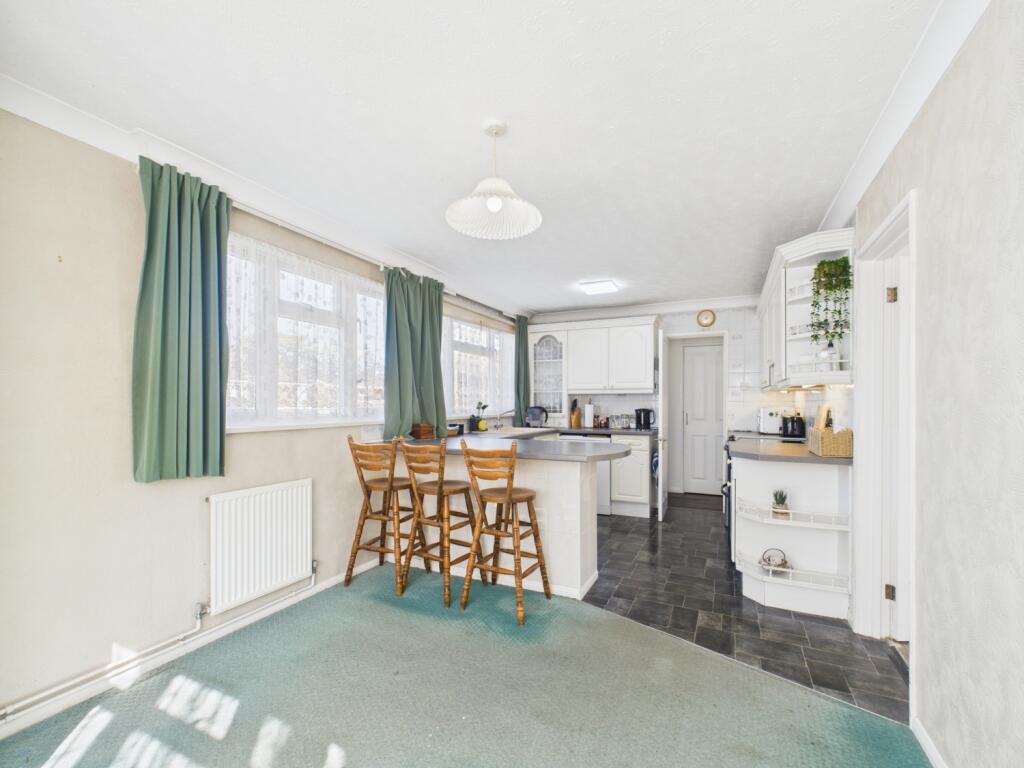 EweMove Basingstoke Estate Agents - Cleveland Clos
