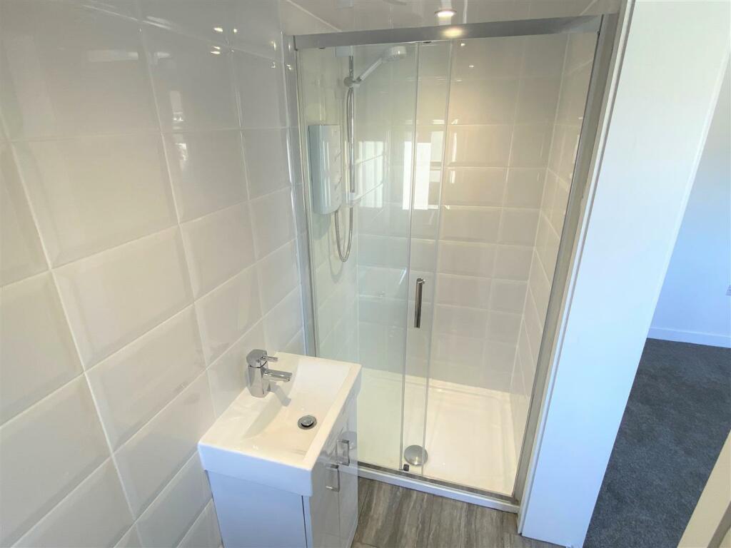 1a Higher Well Close Shower Room