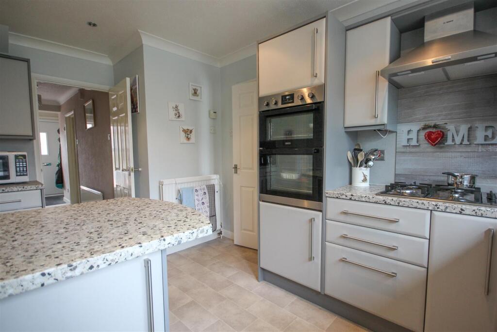 Kitchen 2.jpg