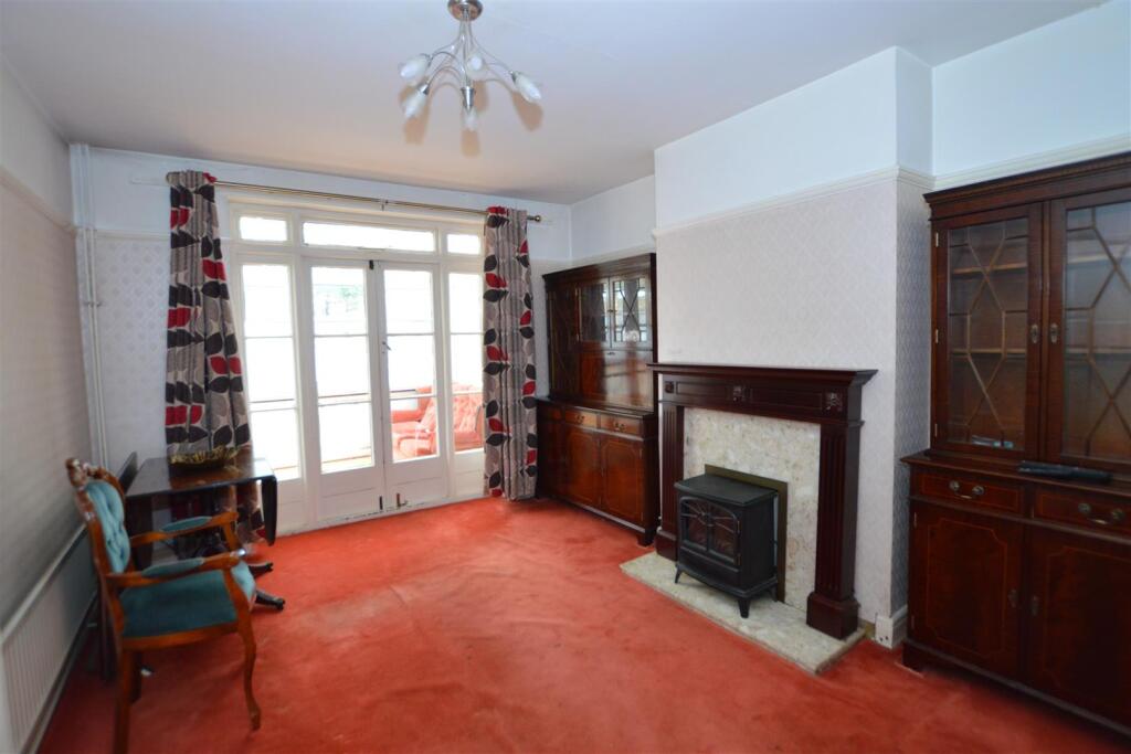 34 Whitton Dene din.JPG