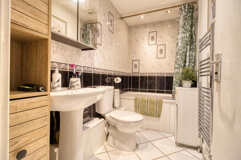 Bathroom - EweMove Swindon South