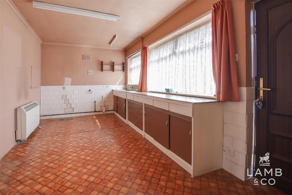 KITCHEN/DINING ROOM
