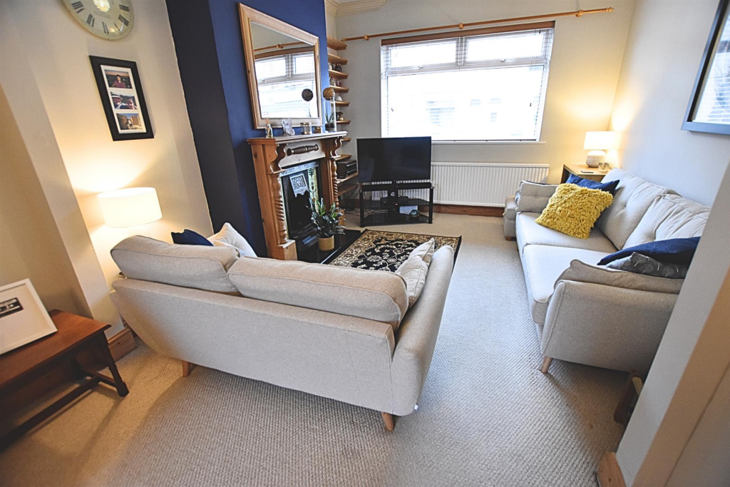 LOUNGE DINING ROOM
