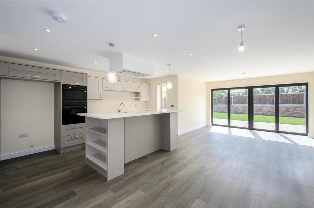 Large Open Plan Living / Dining Kitchen