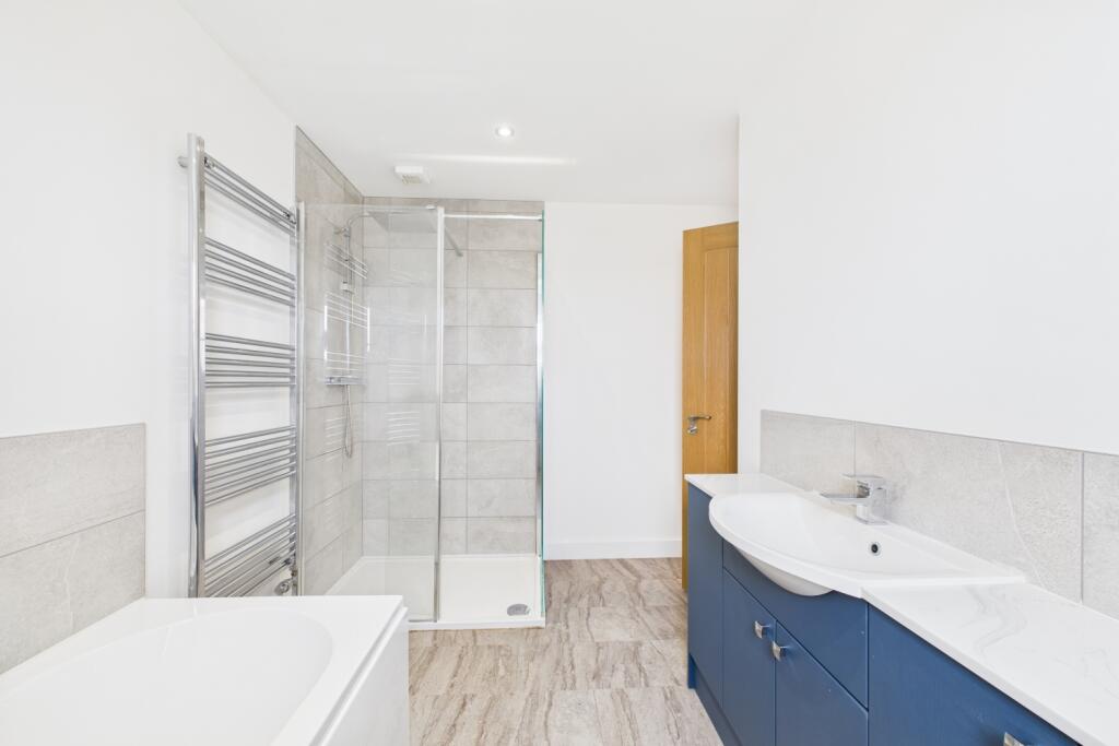 Family Bathroom 2