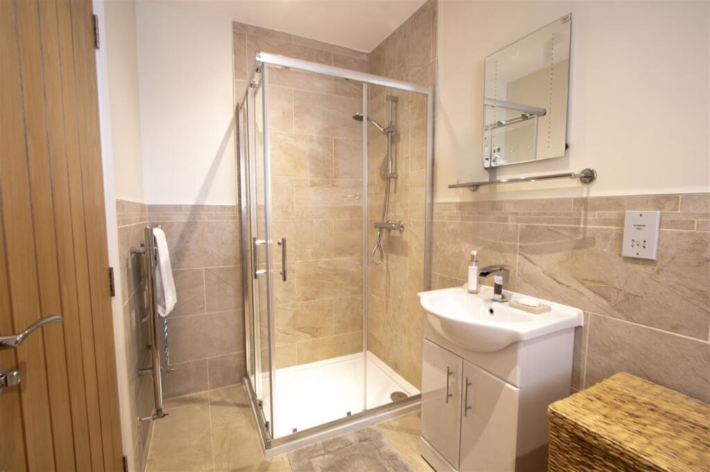 master ensuite 2ps.jpg