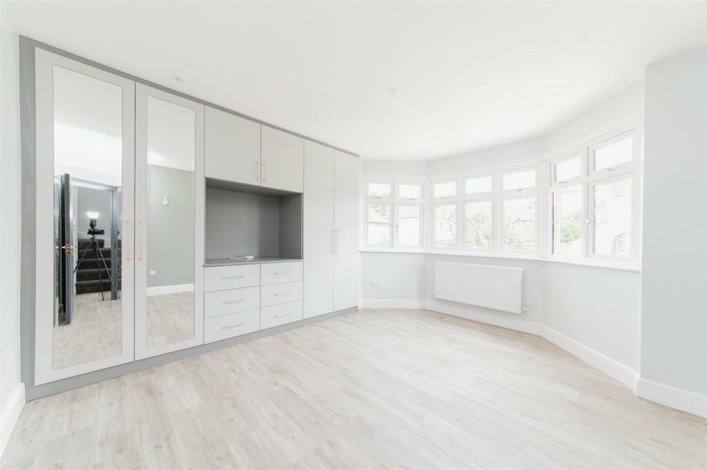 FRONT BEDROOM.jpg