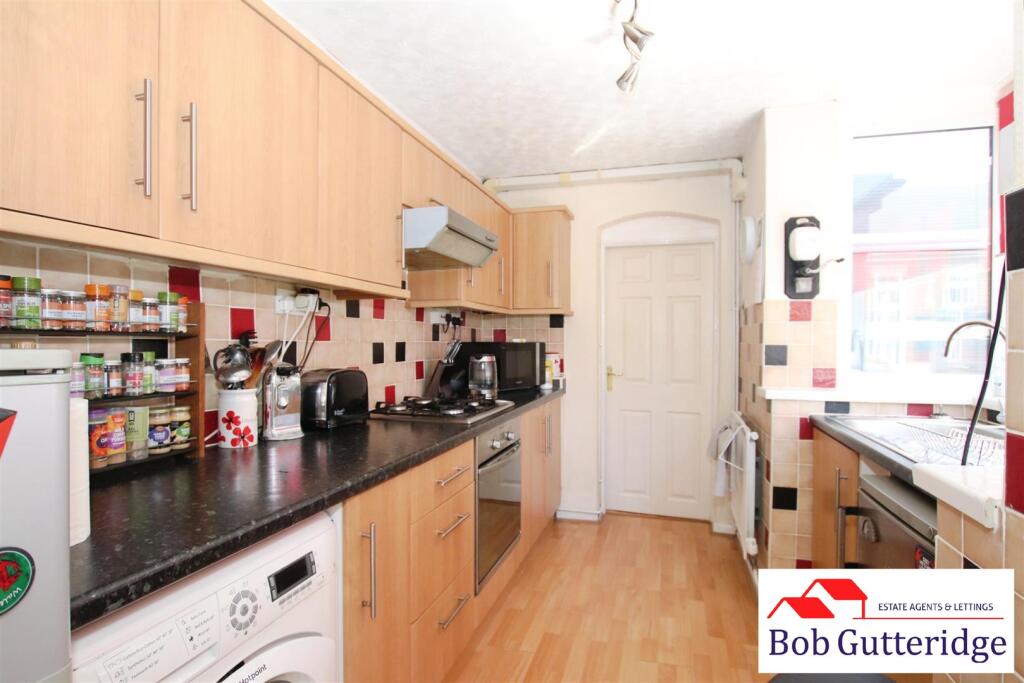 FITTED KITCHEN