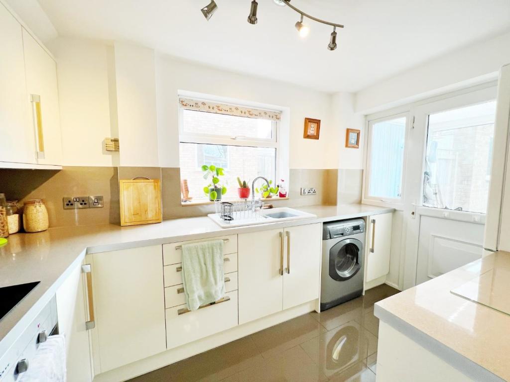 Kitchen pic 1.jpg