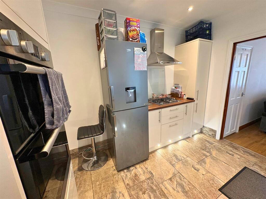 Kitchen e (edit).jpg
