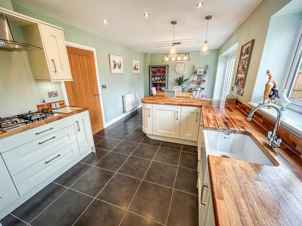 Kitchen/ Dining Room