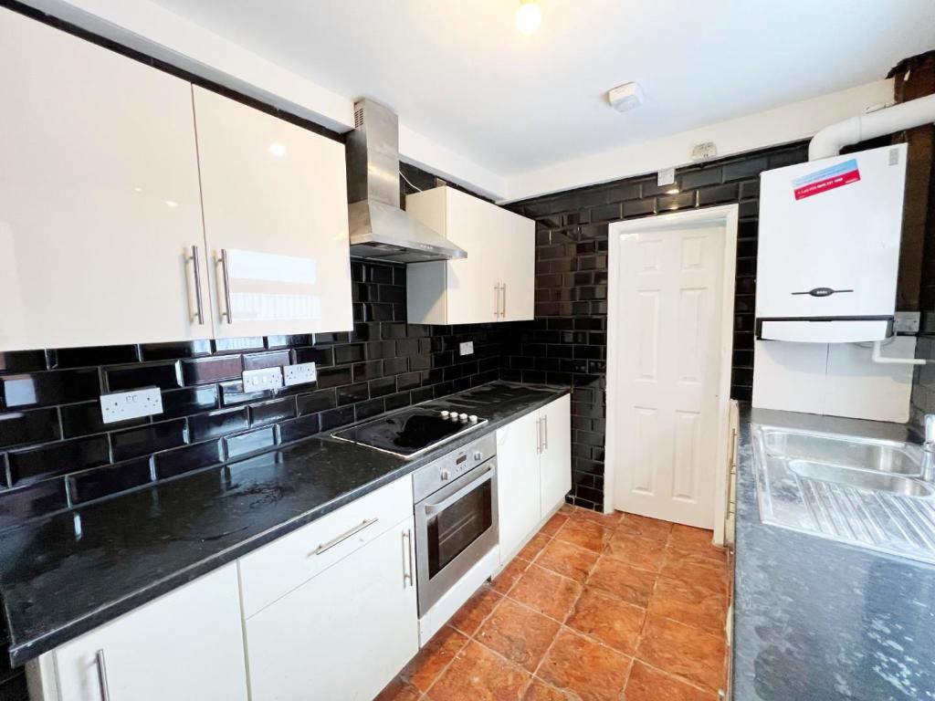Kitchen pic 2.jpg