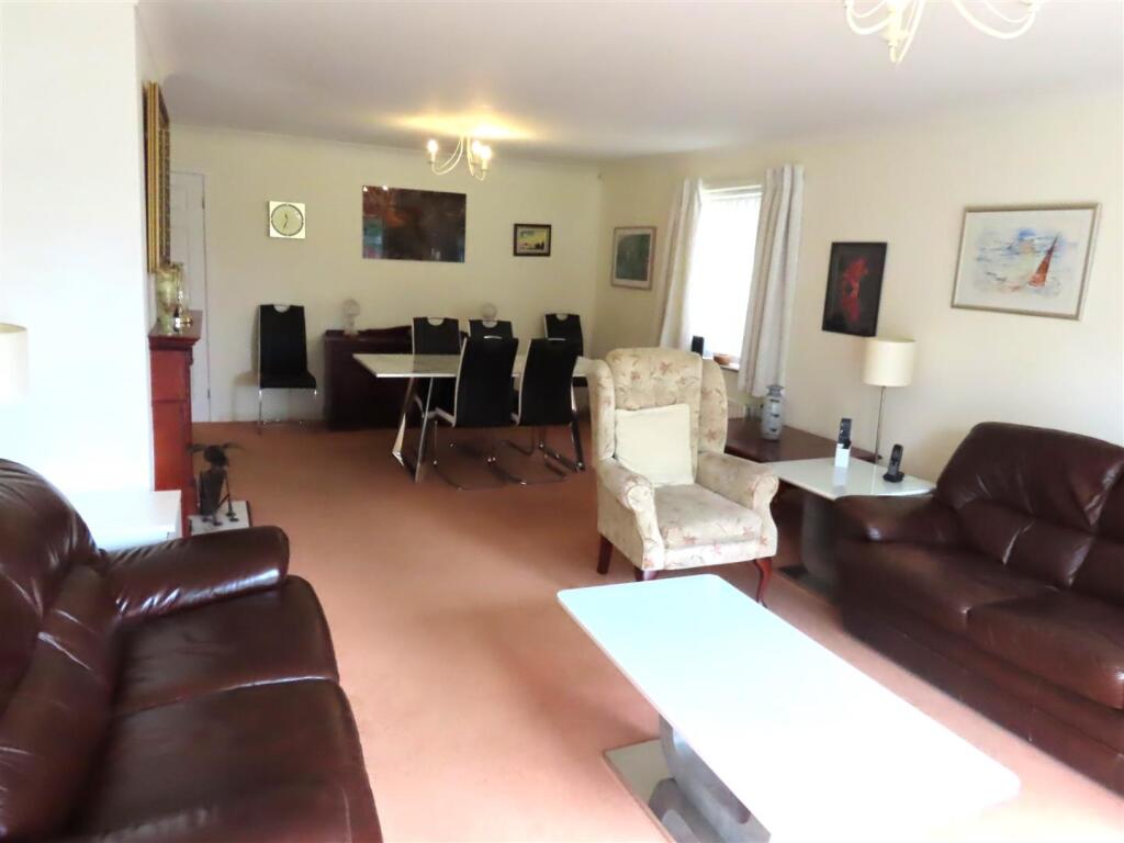 SPACIOUS LOUNGE DINER