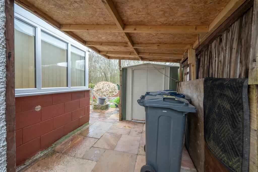 Side Passageway/Bin Store