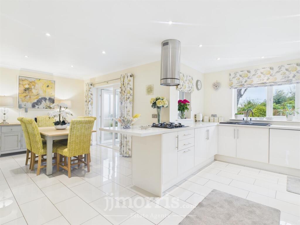 Kitchen/Dining Area