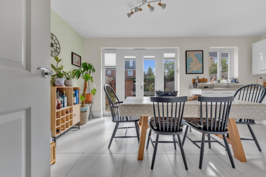 Kitchen/ Dining Room