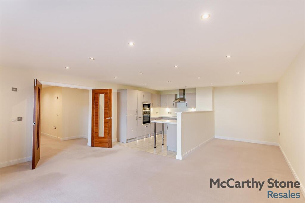 Open Plan Living Room/Kitchen