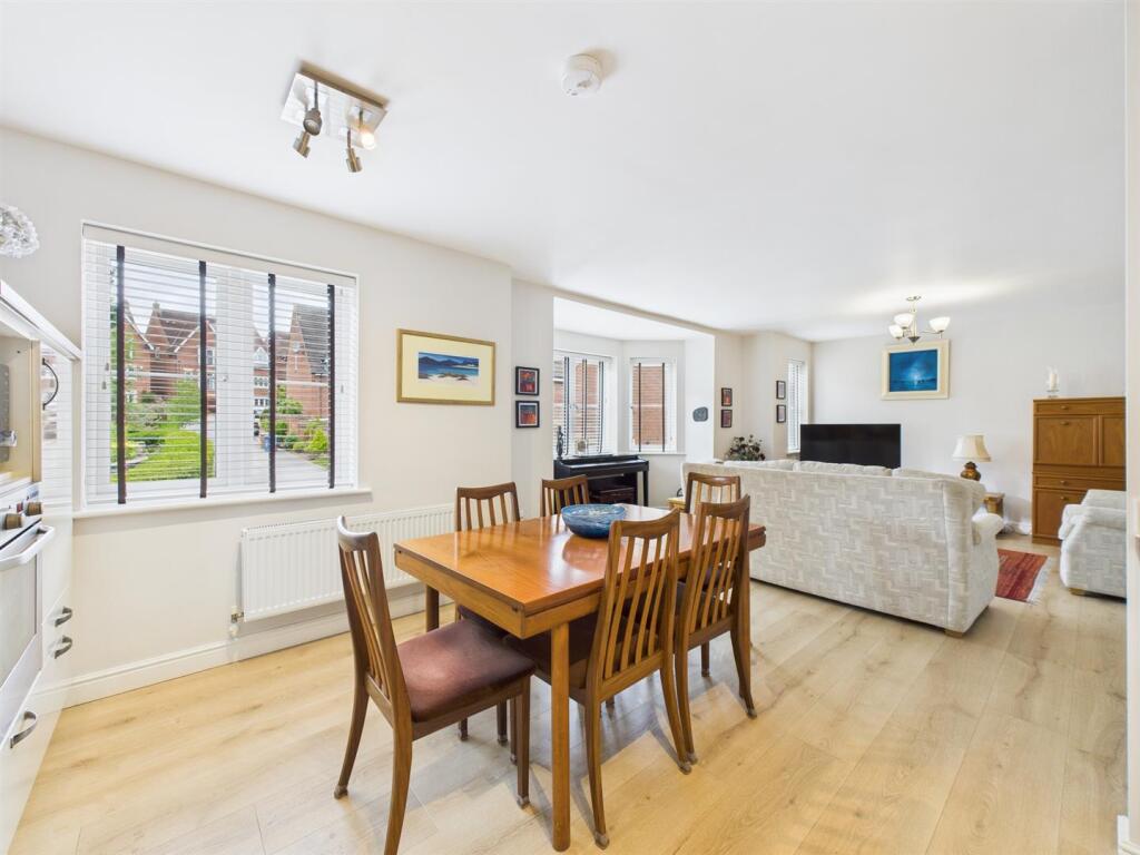 Kitchen / Dining Area