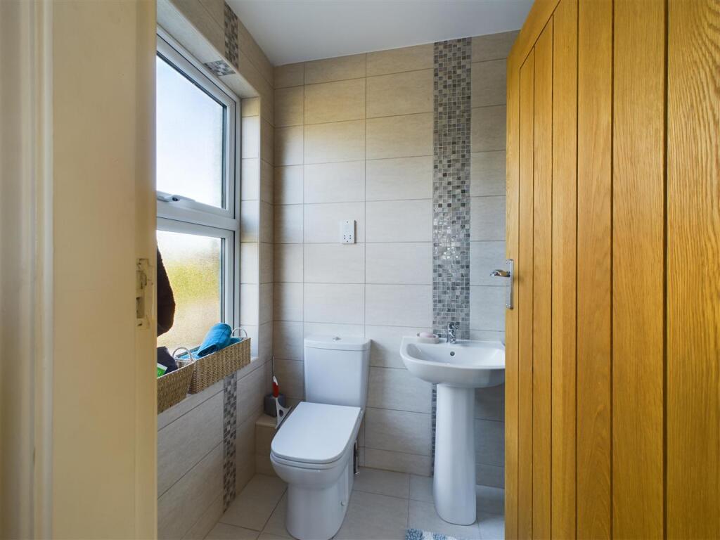 EN-SUITE SHOWER ROOM
