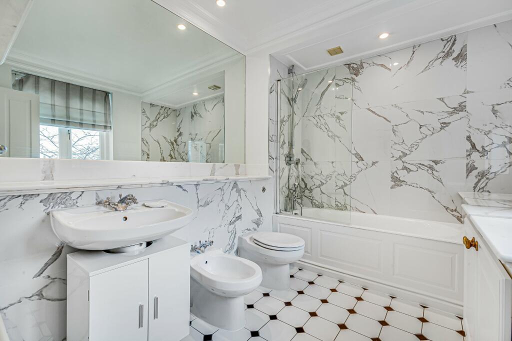 En-Suite Bathroom