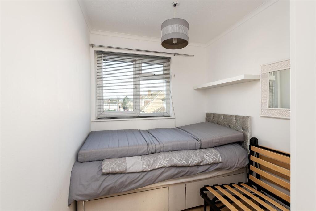 48 Sandown Road bedroom3.jpg