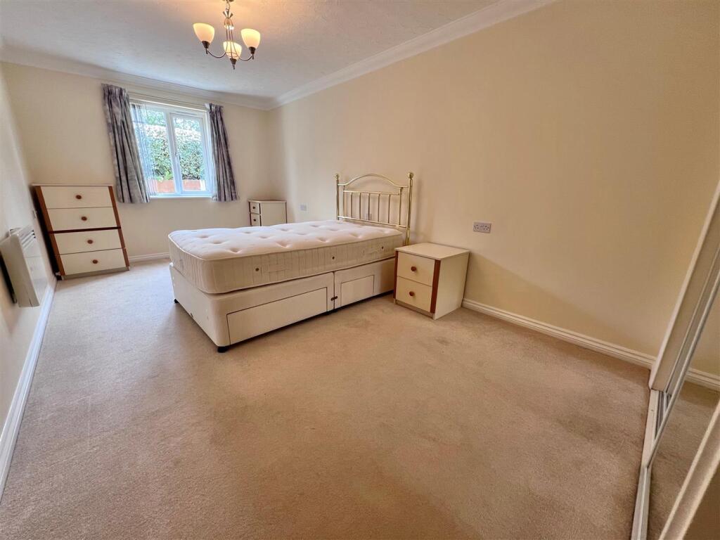 Bedroom 1.jpg