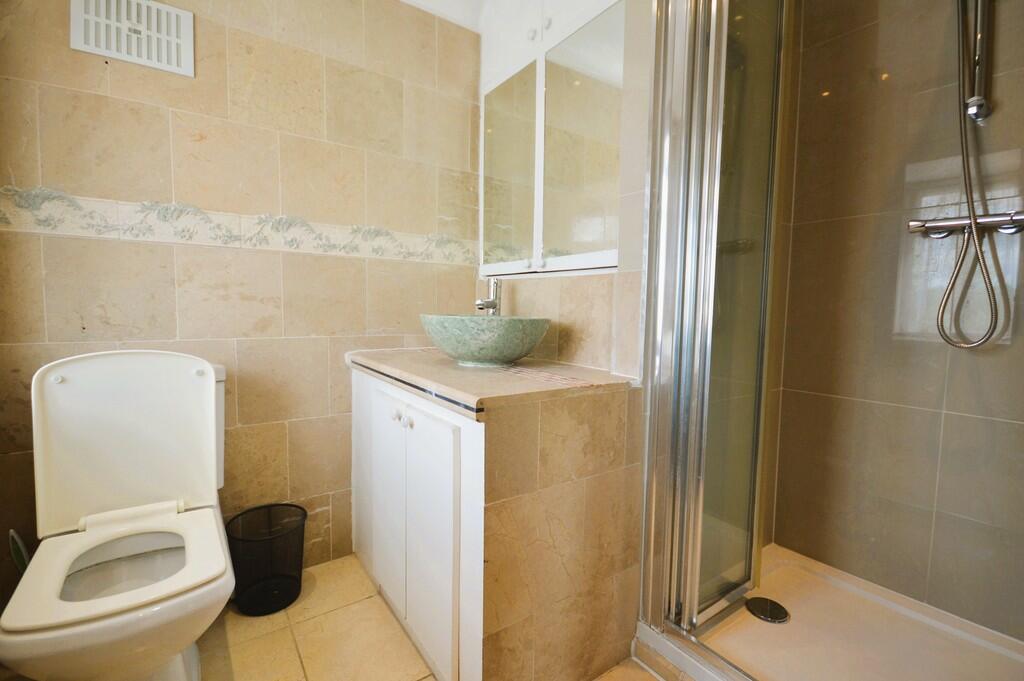 Private ensuite s...
