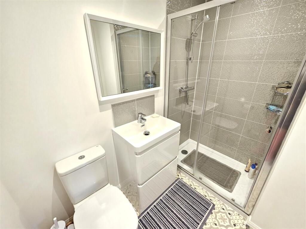 En Suite Shower.jpg