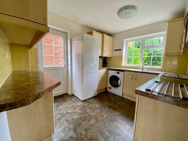 30 Kevins Grove kitchen.jpg