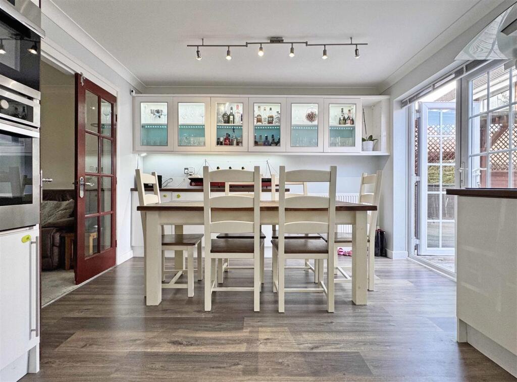 Dining Area b.jpg
