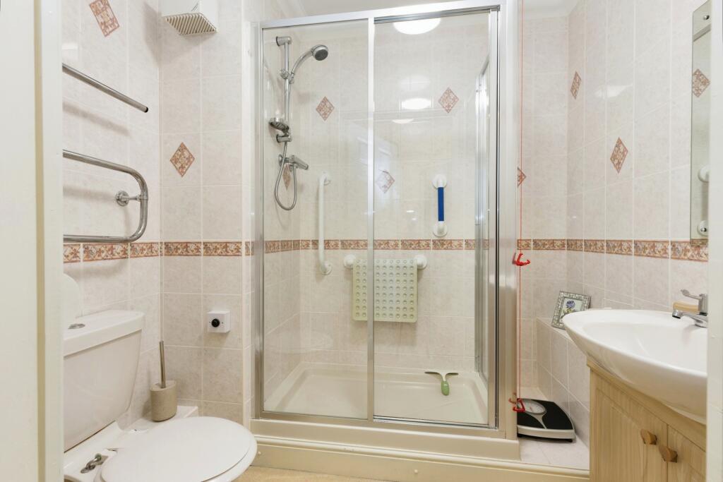 SHOWER ROOM