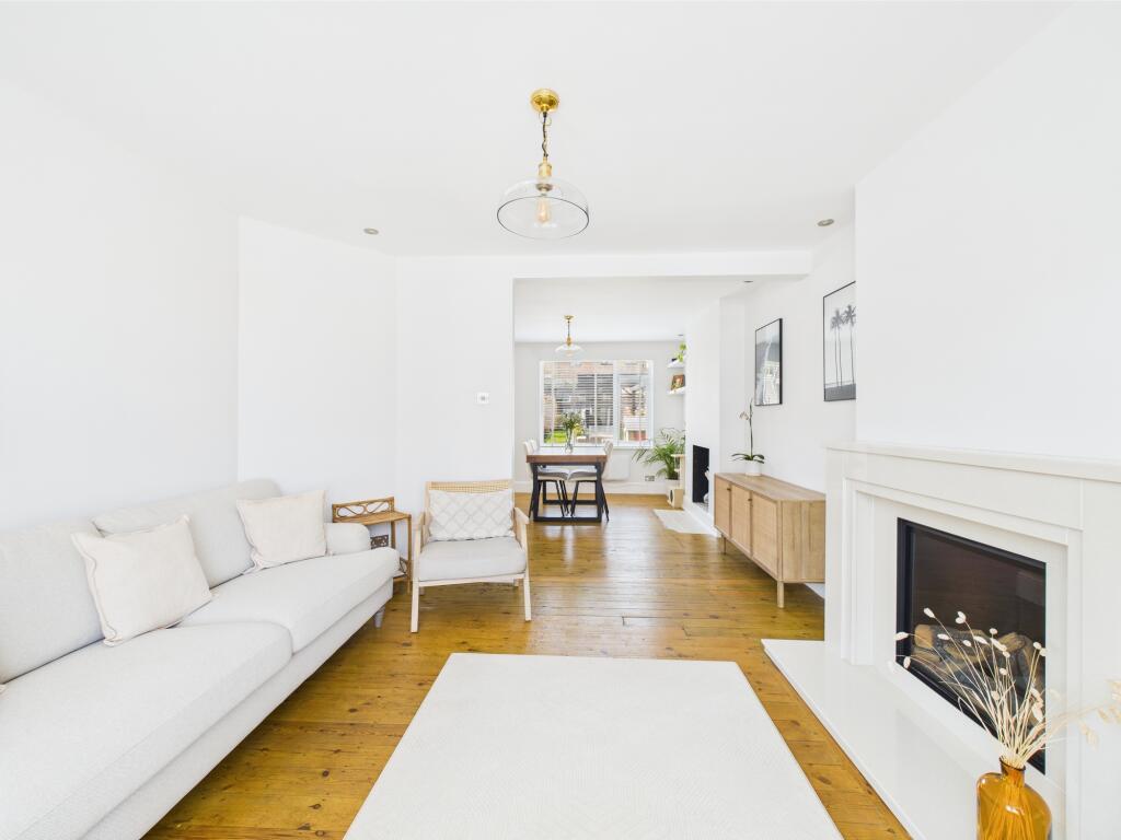 CAM05192G0-PR0070-STILL015