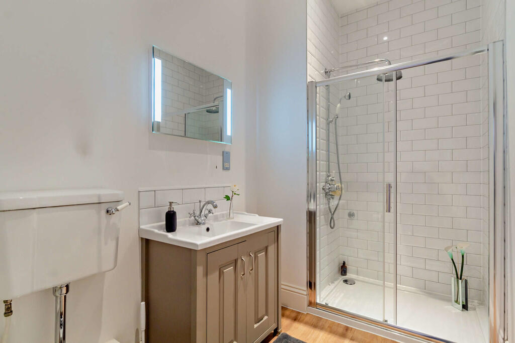 8548537-interior1...
