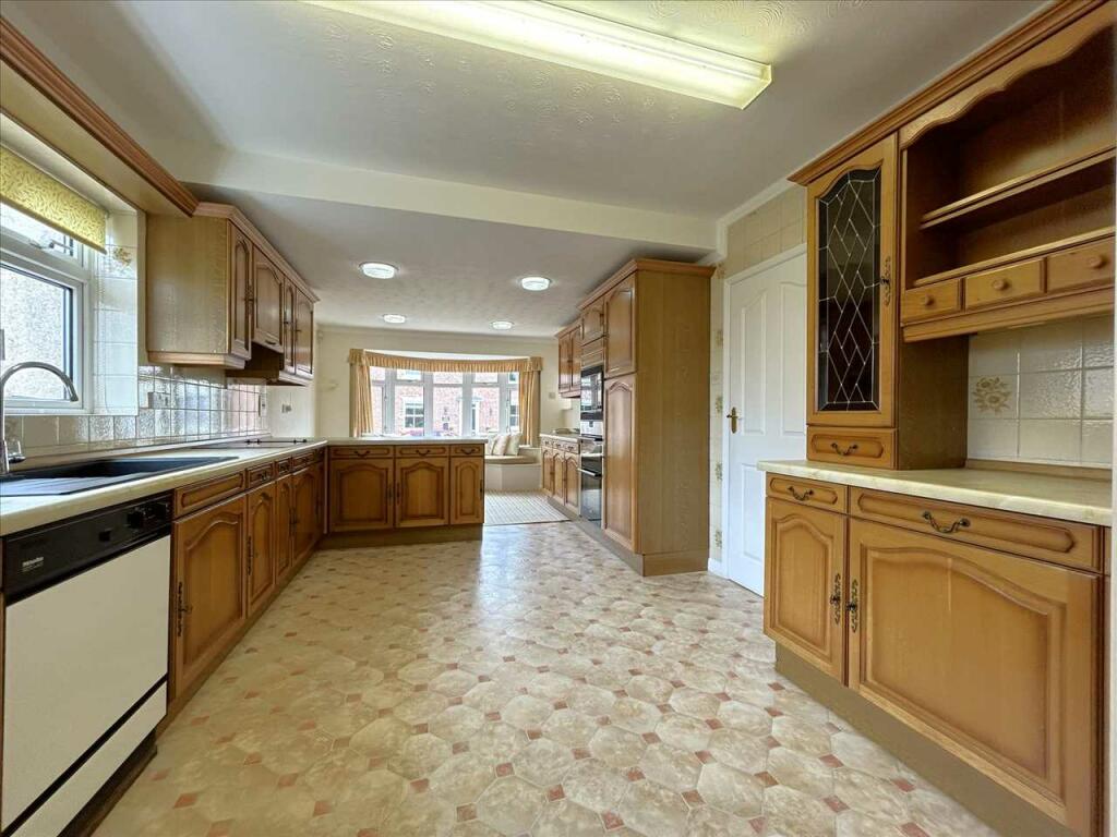 BREAKFASTING KITCHEN