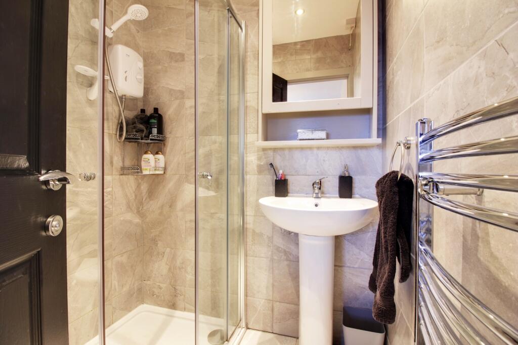 Bedroom 1 - ensuite